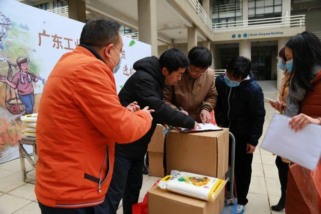 现场教师踊跃购买雅堂大米。 现场教师踊跃购买雅堂大米。