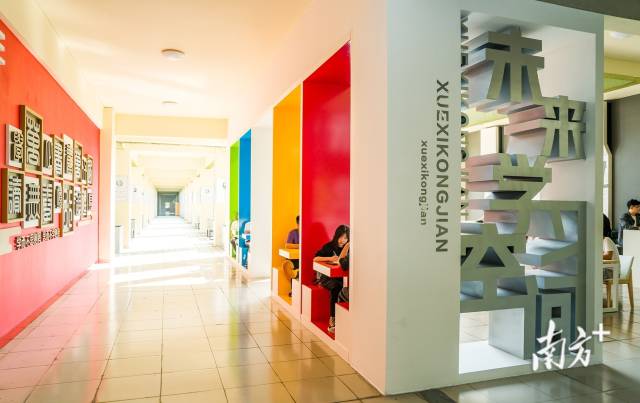 华体会体育官方网站改造教师休息室，建设现代化智慧课室，改造“未来学习空间”，为师生打造“温馨的家”。